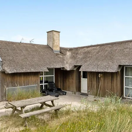 4 Bedroom Cozy In Hvide Sande Holiday home Havrvig