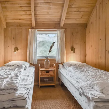 4 Bedroom Cozy In Hvide Sande Holiday home *