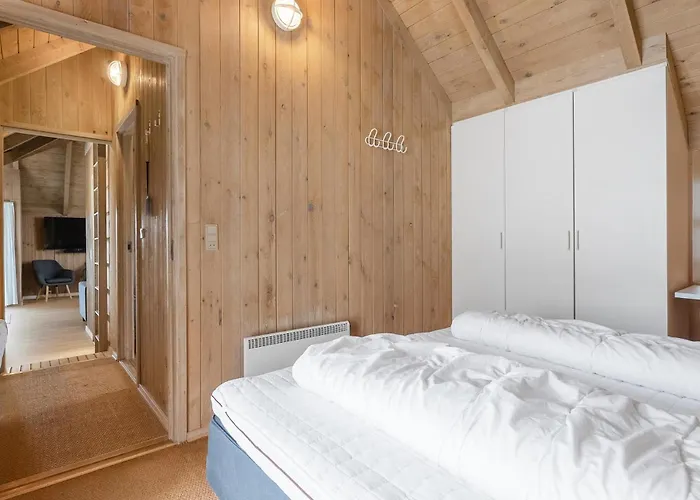 4 Bedroom Cozy In Hvide Sande
