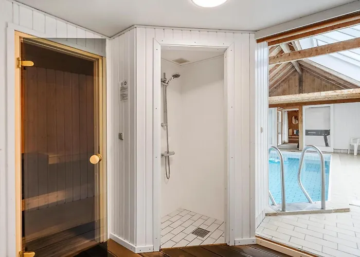 4 Bedroom Cozy In Hvide Sande *
